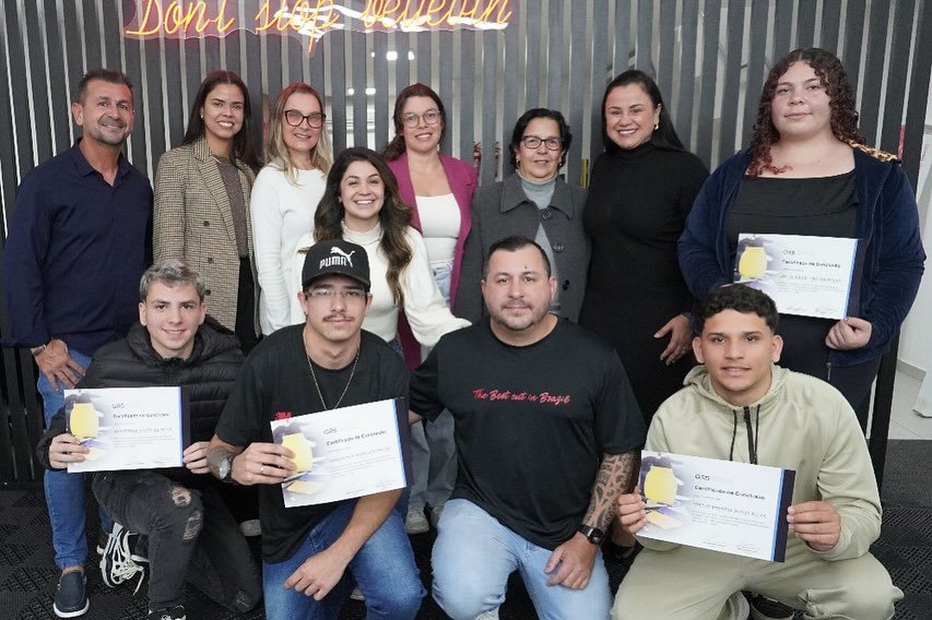 Turma do Instituto GR5 Brasil durante cerimônia de certificação